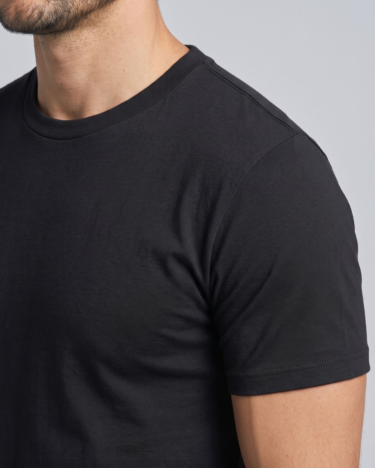 Remera Clásica - detalle de cuello y costuras